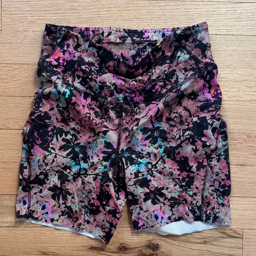 lululemon athletica Women's Floral Bike Shorts - Pink and Black